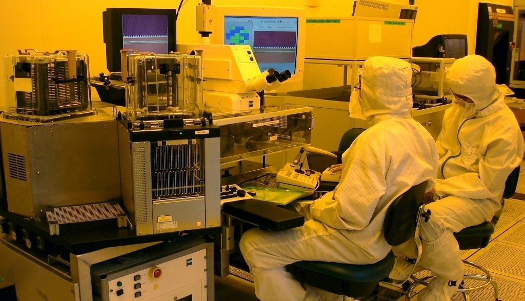 Semiconductor wafer production process high-tech cleanroom technology